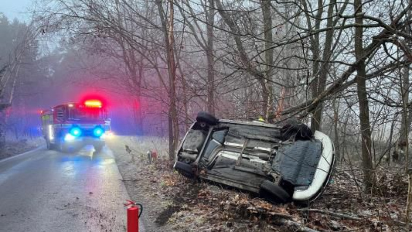Mlha a náledí komplikují dopravu, u Hájů skončilo auto na střeše
