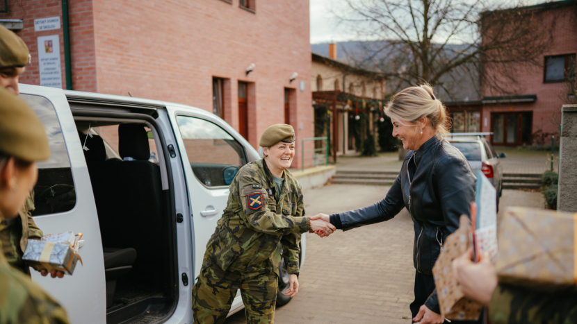 Vojáci z 13. dělostřeleckého pluku i letos rozdávali radost dětem