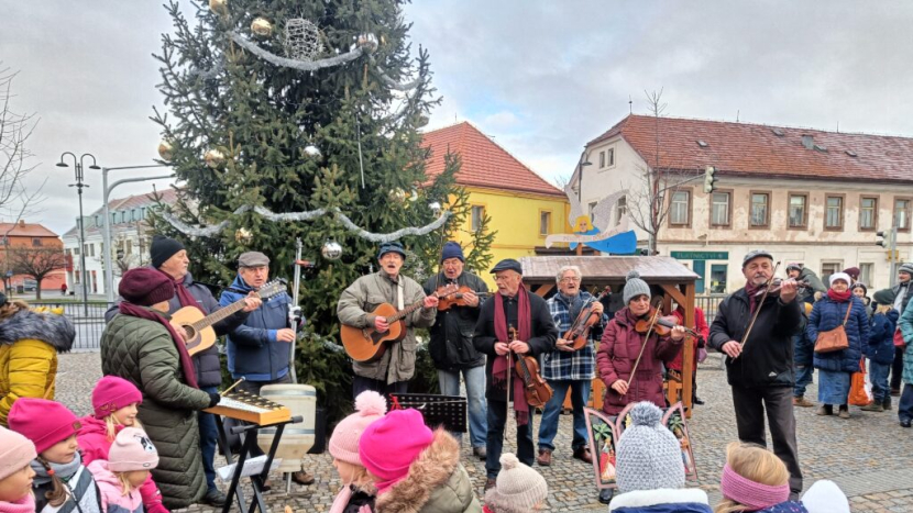 Štědrodenním dopolednem v Dobříši opět zněla lidová hudba