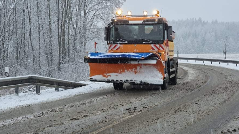 Sněžení zkomplikovalo hromadnou dopravu ve středních Čechách,řada spojů zpožděná