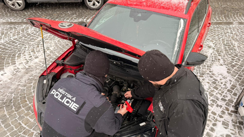 Mrazivé ráno a mrtvá baterie? Strážníci v Příbrami auto nastartují pomocí startovacího boxu