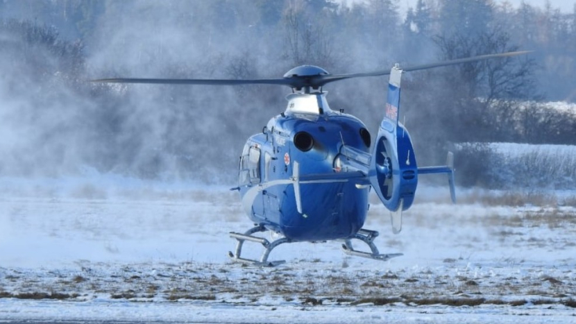 Auto porazilo u Příbrami rodiče s kočárkem. Na místo letěly vrtulníky