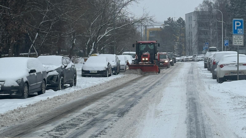/OBRAZEM/ Silnice na Příbramsku zasypal sníh, autobusy nabírají zpoždění, náklaďáky blokují silnici nad Věšínem