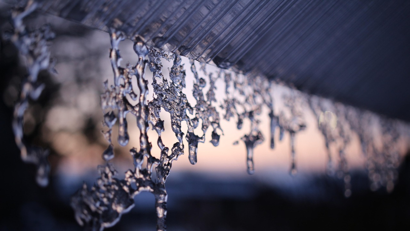 Po mrazech přišla obleva a mrznoucí déšť vytváří ledovku