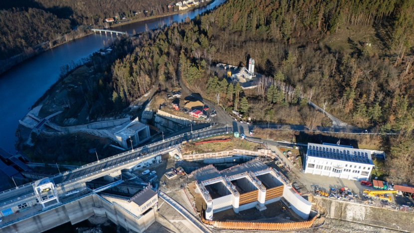 Silnice přes hráz Orlíku je uzavřená na dva roky. Lávka v Solenicích zatím nefunguje