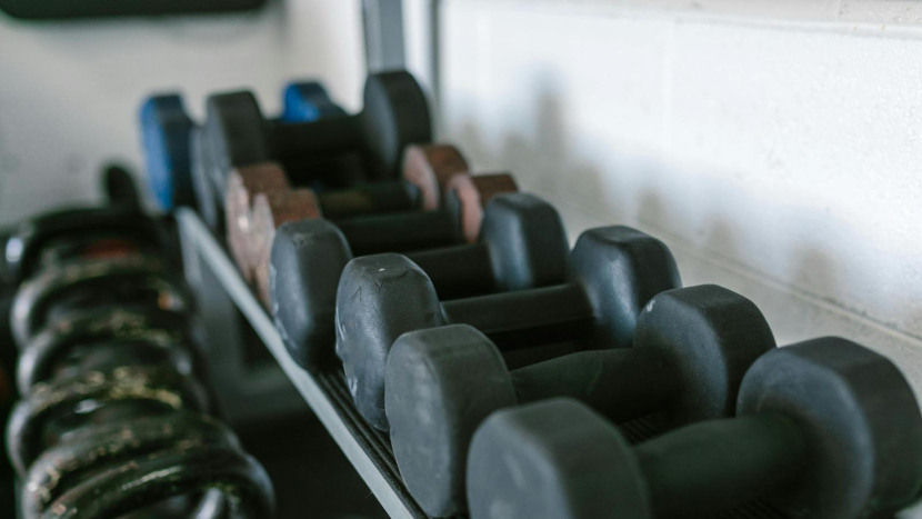 Ledňáčci v posilovnách: novoroční nadšení, které často končí ještě v lednu