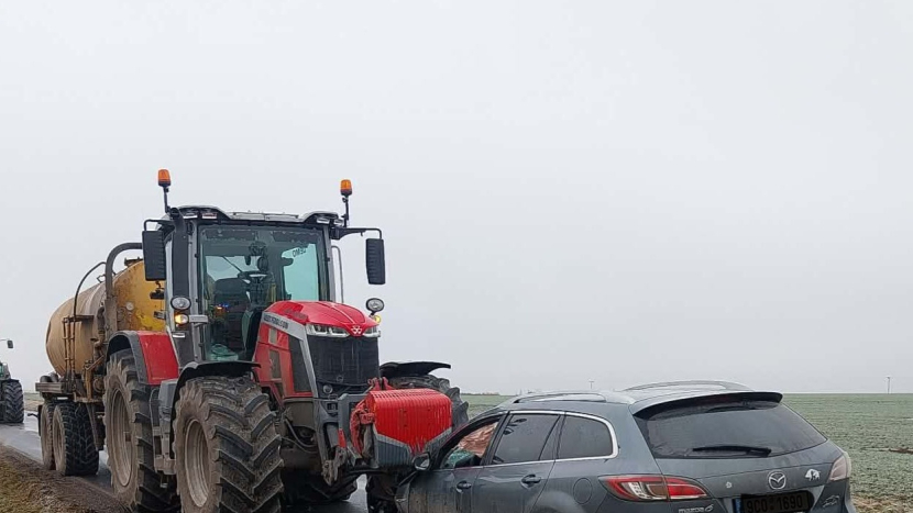 Osobák skončil pod traktorem