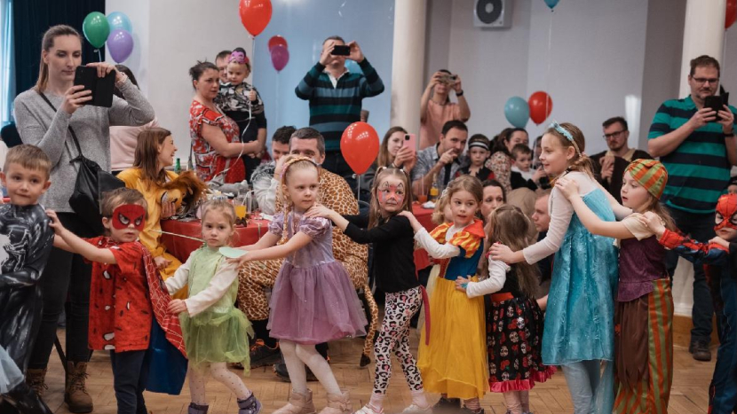 Veselý karneval pro celou rodinu: tanec v bublinách, oblíbený maskot i nové zážitky