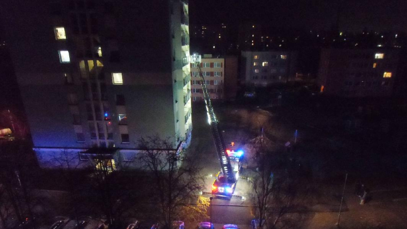 Hasiči z výsuvného žebříku museli otevřít násilím byt