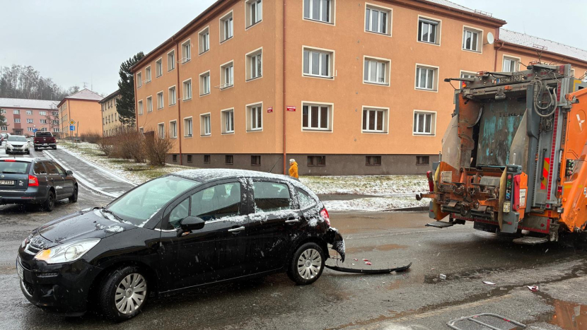 V ulici Politických vězňů se střetl osobák s popeláři