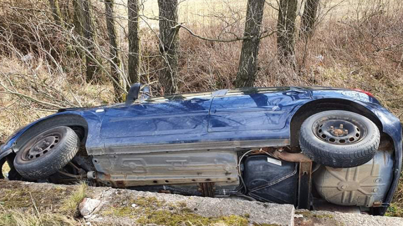 Řidič osobního vozu u Petrovic skončil v příkopu