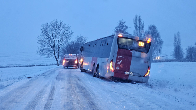 Počasí komplikuje dopravu, nehody blokují silnice