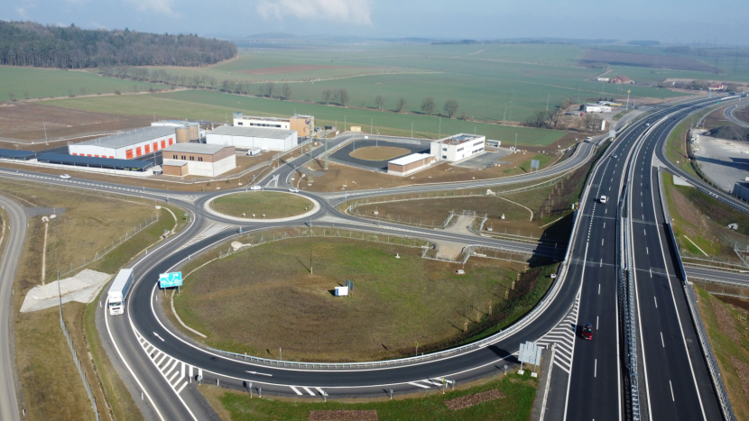 Nová D4 jede naplno: 5,7 milionu aut a tisíce přestupků během prvního roku