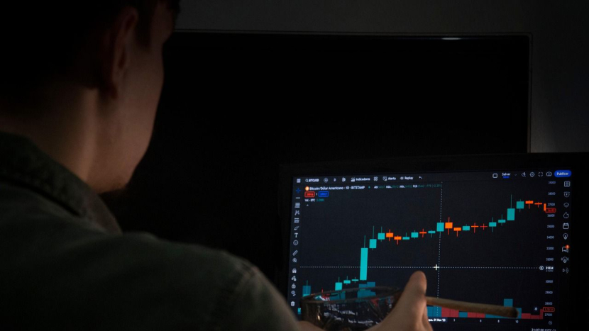 Lákavá reklama ho připravila o téměř dva miliony. Policie varuje před falešnými investičními poradci