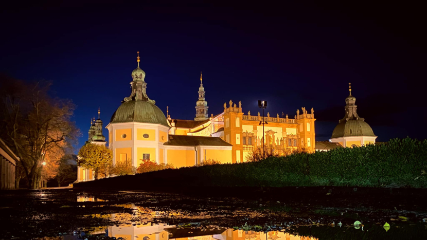 Rozbitý prostor u krámků na Svaté Hoře. Starosta Konvalinka jedná s církví o nápravě