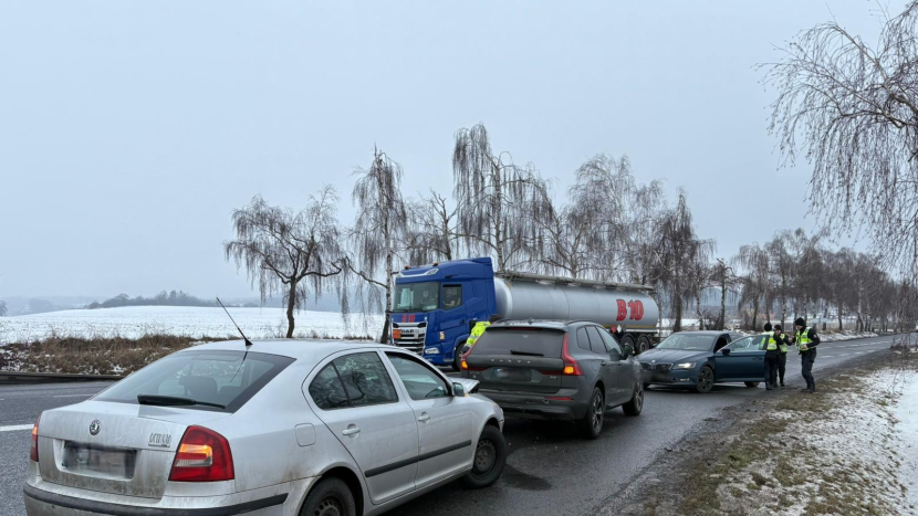 Řidiči se u Milína srazili a nakonec volali policii kvůli chybějícímu řidičáku