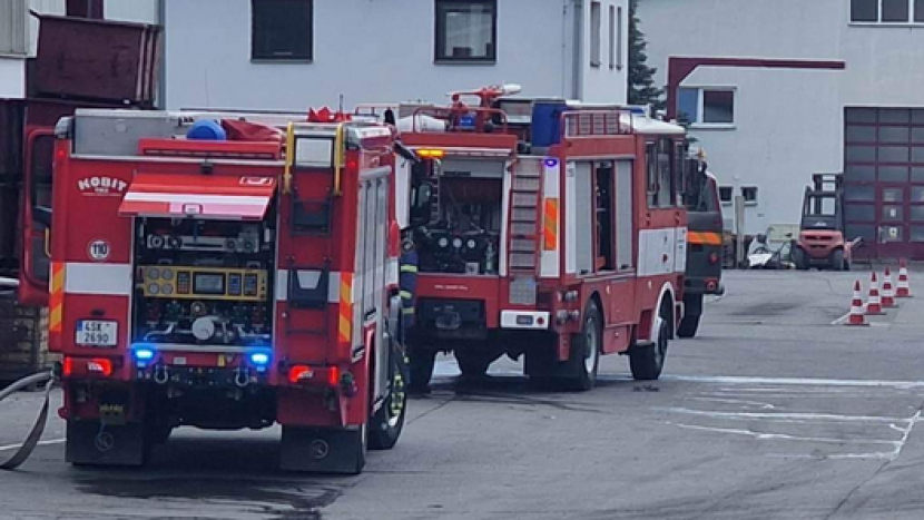 V Dobříši vypukl požár v areálu Bobcatu