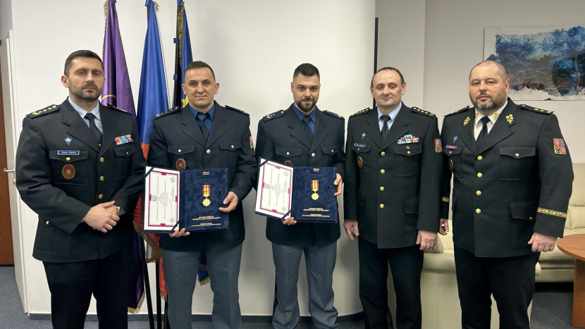 Dva příslušníci z Věznice Příbram pomohli zachránit lidské životy