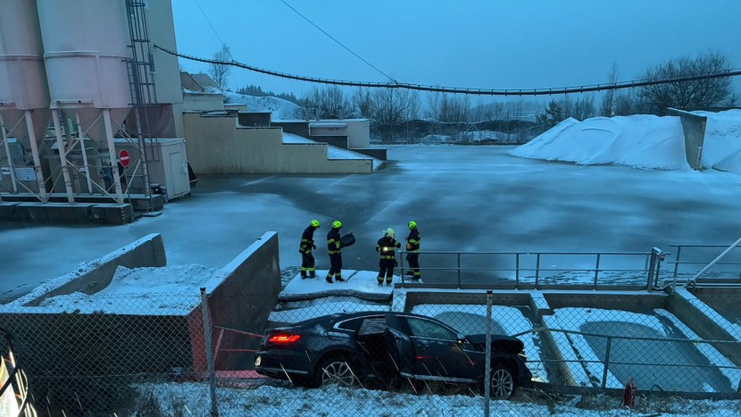 Padá sníh, silnice kloužou a auta lítají ze silnice