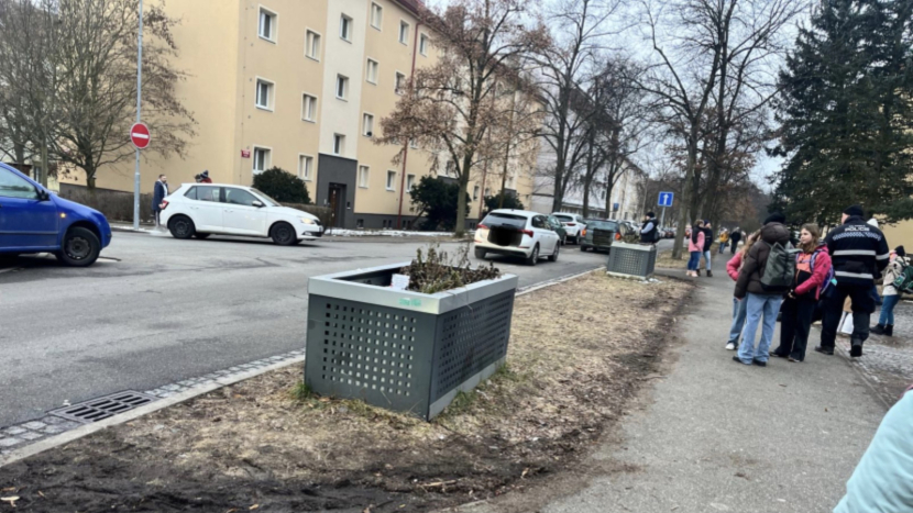 Ranní chaos u příbramských škol: město chystá změny a plánuje „kiss and ride“ zóny