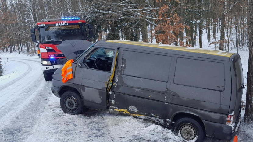 Sníh komplikuje dopravu. U Nečíně bourala řidička do stromu