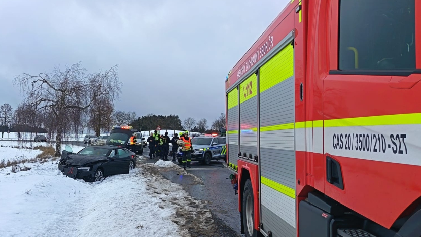 Při nehodě u Milína se srazily dva osobáky
