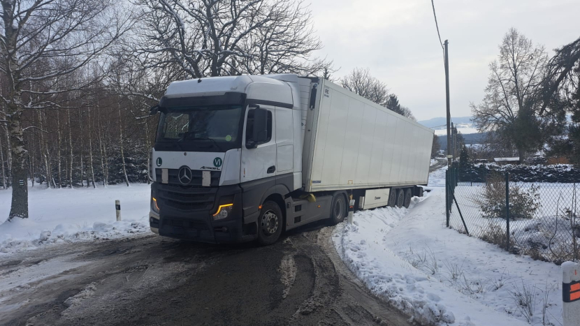 V Nepomuku uvízl kamion v křižovatce