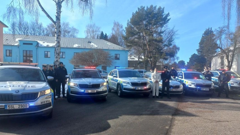 Světlo proti násilí. Policisté v Příbrami podpořili oběti minutou ticha