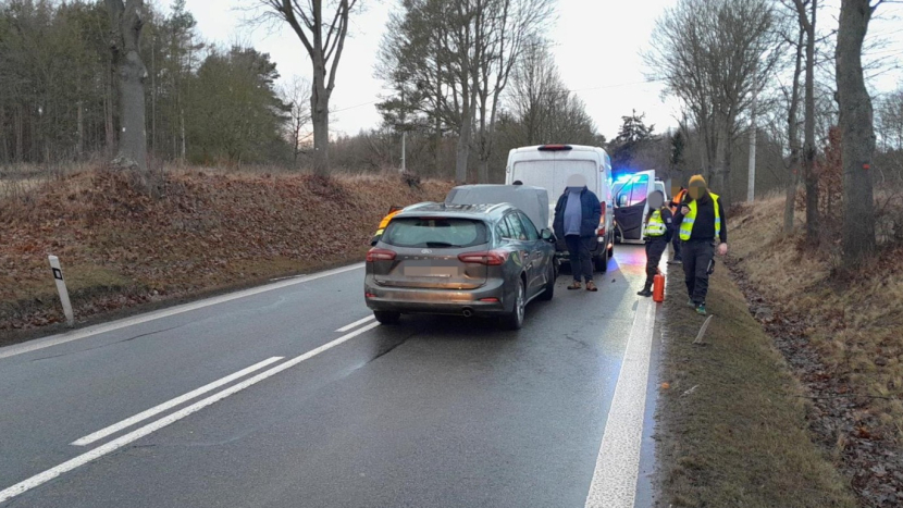 Srážka dvou Fordů u obce Obory, kvůli vyšší škodě vyjela k nehodě policie