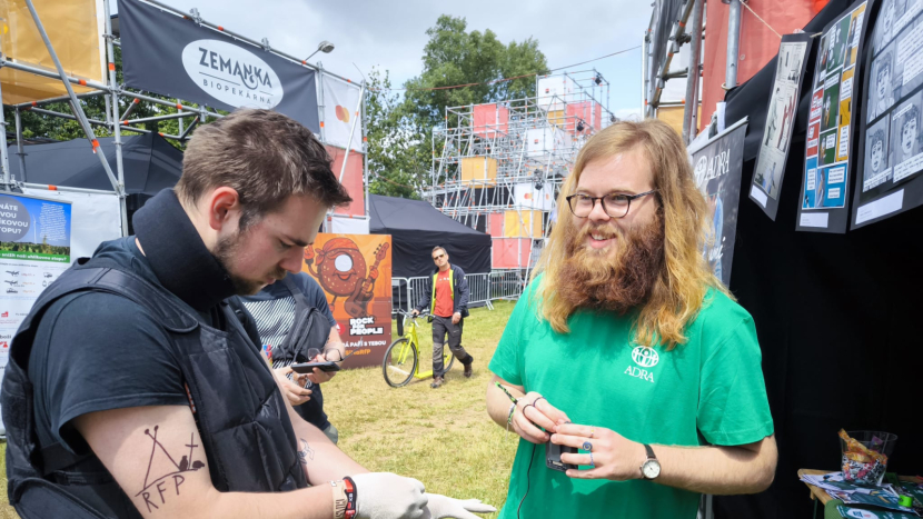 Deset let doučování, návštěv a solidarity: ADRA ukazuje, proč dobrovolnictví vrací víc, než dává