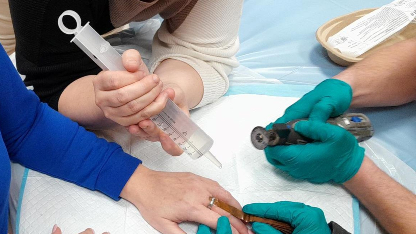 Hasiči v Sedlčanech museli vyrazit do ambulance zachránit prst