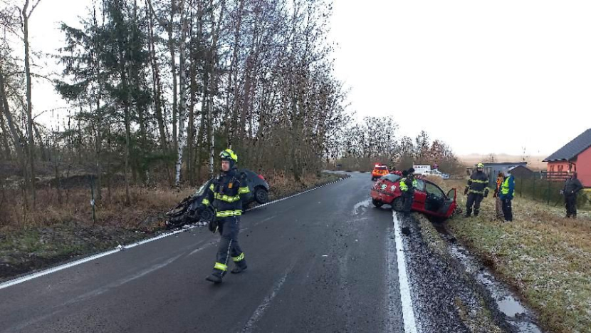 V Narysově se srazily dva osobáky, čtyři zranění účastníci nehody skončili v nemocnici