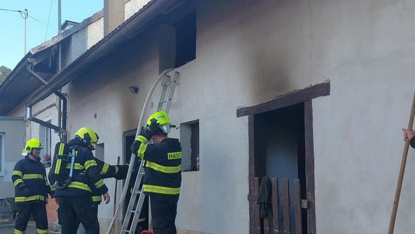 U Krásné Hory hořela stodola, hasiči vyklízejí seno