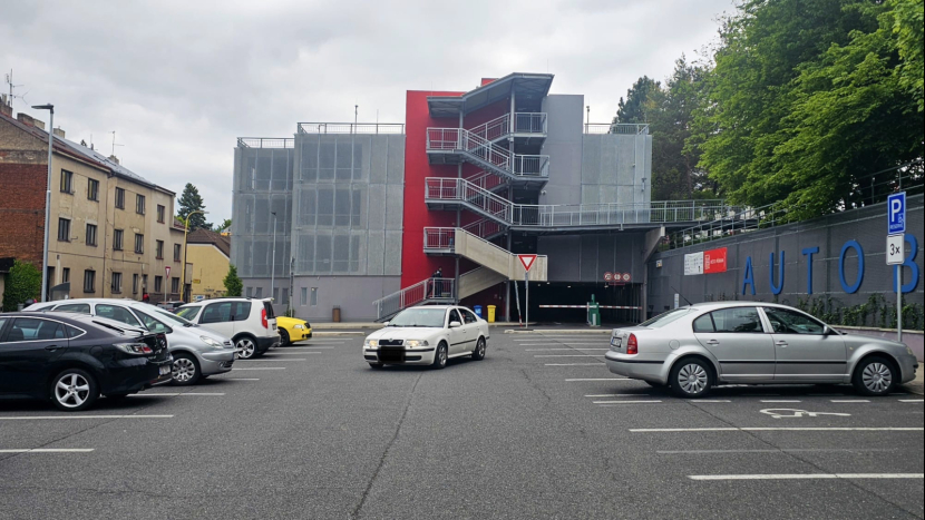 Parkovací dům v Příbrami se konečně plní. Proč je venkovní parkoviště dražší a co město chystá dál