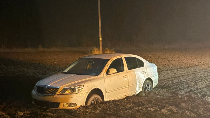 Opilec se zavrtal s autem v poli