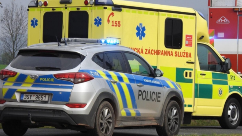 U Milína skončilo auto na střeše