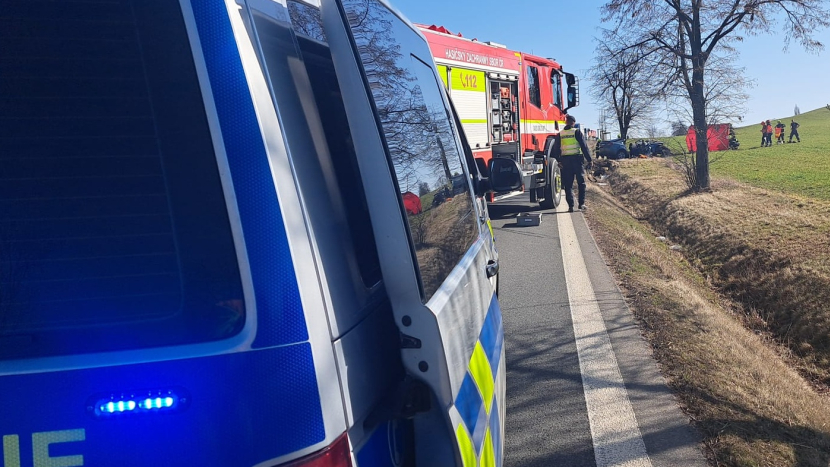 U Višňové narazilo auto do stromu, hasiči vyproštovali řidiče