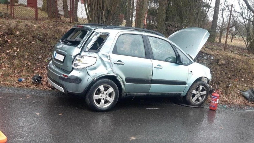 Řidič se údajně vyhýbal protijedoucímu vozu, dostal smyk a auto se přetočilo přes střechu
