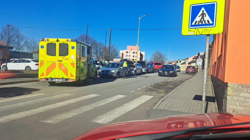 Auta v Milínské ulici blokují dopravu po srážce