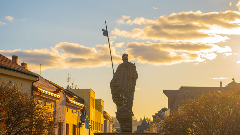 Rozbité chodníky v Příbrami čeká změna. Město přidá i problémový úsek u Václaváku