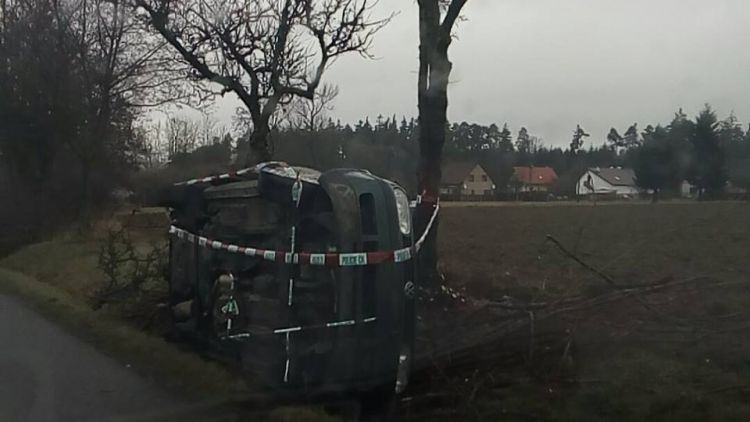 Auto u Narysova skončilo na střeše, řidič se hledá
