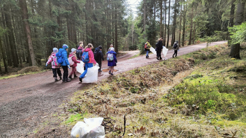 Brdská příroda volá o pomoc: stovky kilometrů tras čekají na dobrovolníky. Začíná se už v pátek
