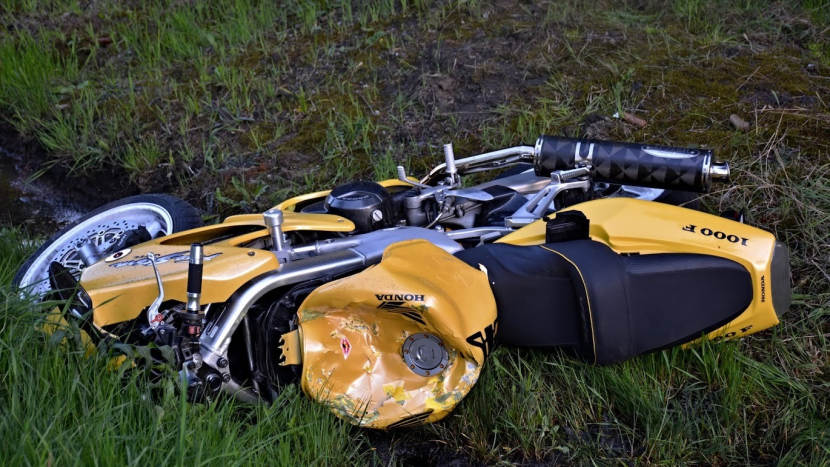 Motorka spadla při nakládání. A pak si sama zavolala pomoc