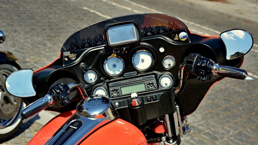 Motorka spadla při nakládání. A pak si sama zavolala pomoc