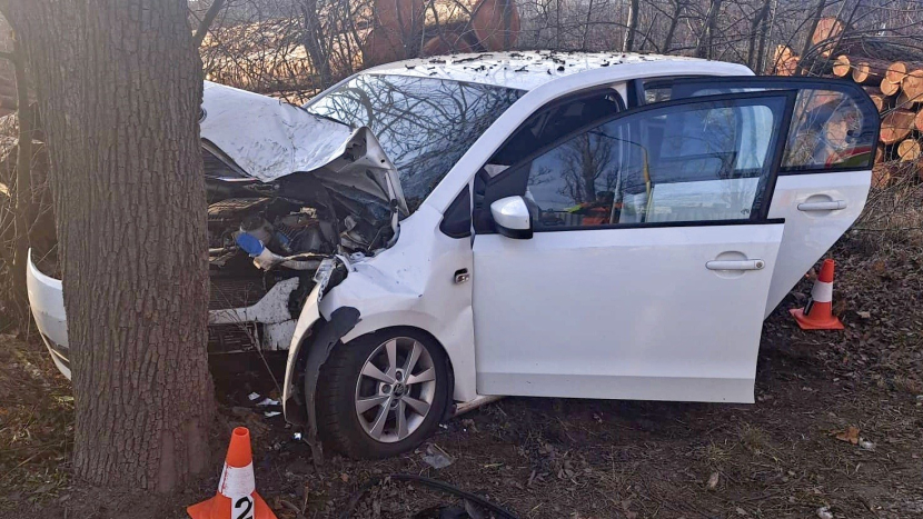 Auto narazilo do stromu v Obecnické ulici, na místo letěl vrtulník