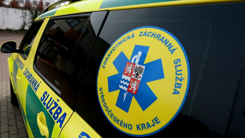 Žena v Mníšku tvrdila, že ji někdo napadl s nožem. Policie nasadila služebního psa a kontrolovala kamery