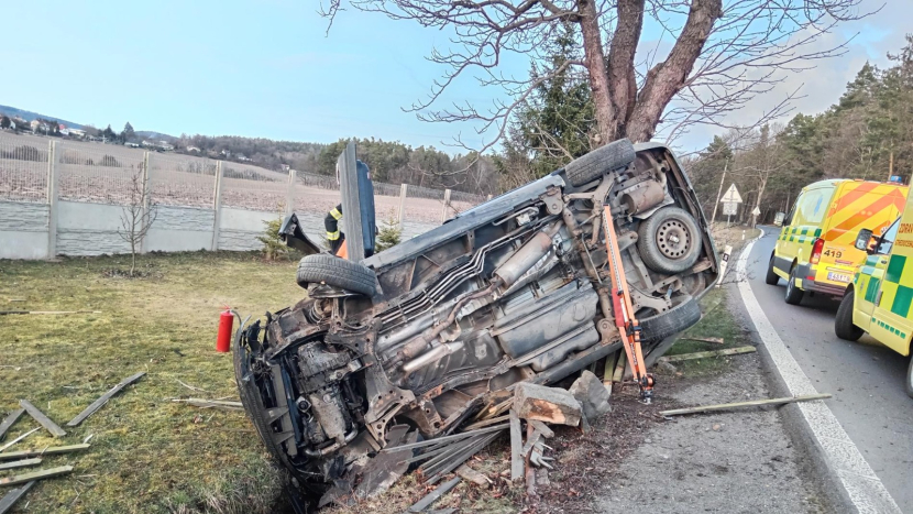 Havarovaný Volkswagen u Hluboše: Řidič vyvázl bez vážnějších zranění