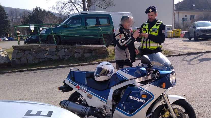 Policie v Příbrami rozdávala pokuty: Nepřipoutaní, mobily, drogy i zákazy řízení
