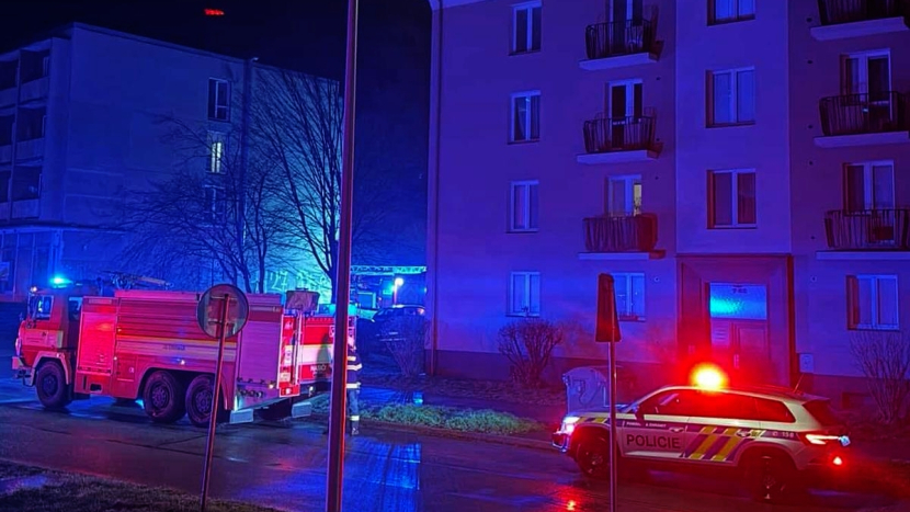 Noční požár ubytovny v Příbrami: Hasiči evakuovali 35 lidí, zasahovalo několik jednotek
