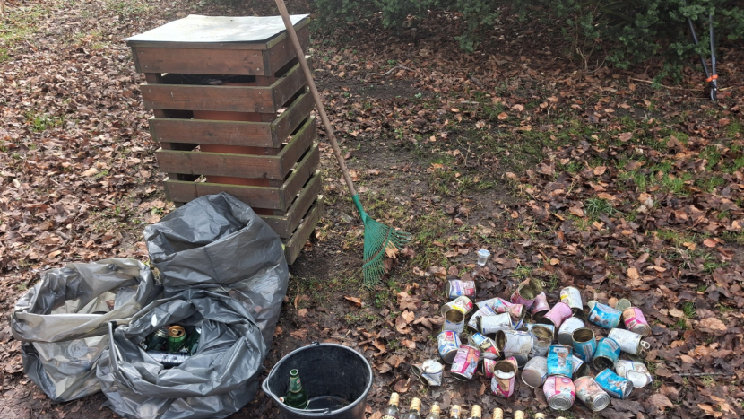 Dobrovolníci znovu vyčistili okolí rožmitálského zámku. Nejvíce tam bylo lahví od rumu